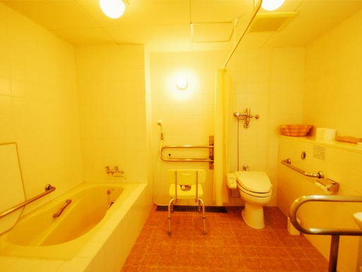 【ホテル　ファミリーオ館】
車椅子に対応したバス、トイレを完備しています。室内の家具配置もゆったりとしており、使いやすいお部屋です。
バリアフリー旅行は東京さんぽへ